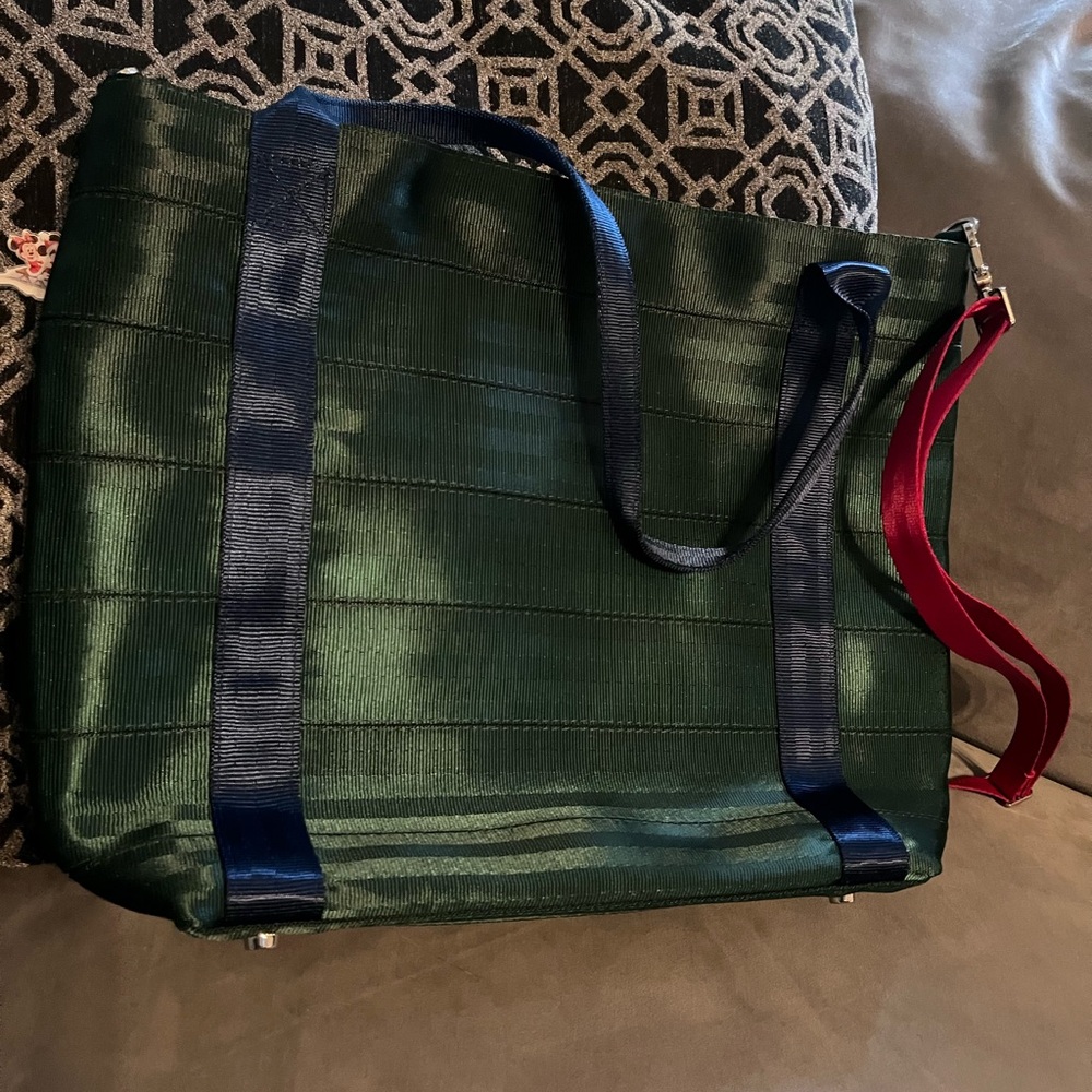 Harvey’s Large Disney Winter Wonderland Tote - Green and Red - Picture 3 of 7